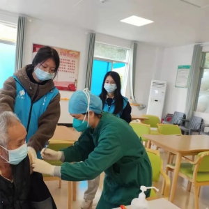 新兴县太平镇：用心守护 暖心服务 为老年人接种新冠疫苗保驾护航 ...