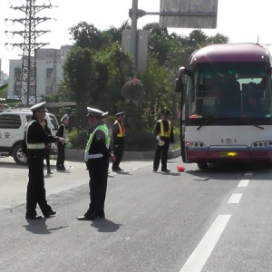 联合执法 再次查获涉嫌非法营运客车