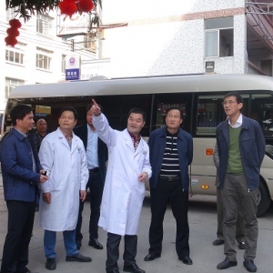 县领导到中医院慰问一线医护人员