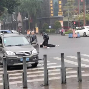 昨天热传一男子在发生交通事故后抛弃女伴开车离去？真相是这样的 ...