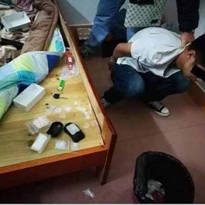 新兴捣毁一吸毒窝点 抓获吸毒人员6名