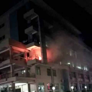 新兴人民医院一塑胶试剂空瓶受热发生明火