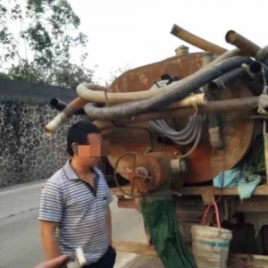 新兴一男子将废水偷排到簕竹河被当场査获