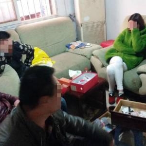 云城4男一女出租屋内聚众吸毒被抓获