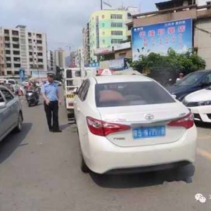 云浮市区交警重点整治违停 对机动车乱停乱放清理整顿