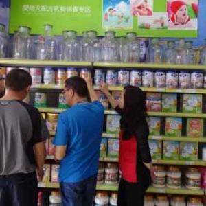 新兴六祖镇出动12人连续4天督查BB配方乳粉