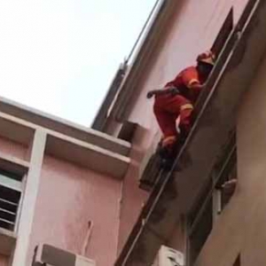 新兴一女子因感情纠纷欲跳楼轻生