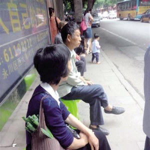 等车时坐坐 22岁女孩在公交站摆5张爱心凳(图)