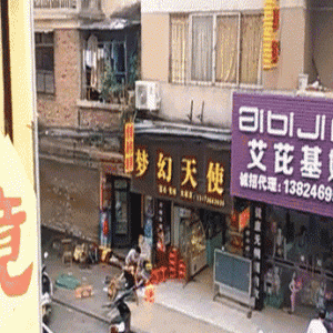 罗定罗城镇医院旁一男子用剪刀刺伤一名老人