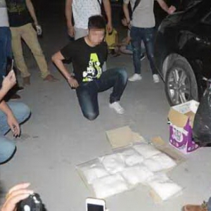 新兴打掉一个运输贩毒团伙 缴获毒品冰毒近8千克刑拘7人
