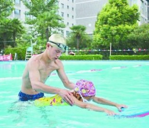 毕业生留武汉办游泳馆 精确计算一年有几个晴天