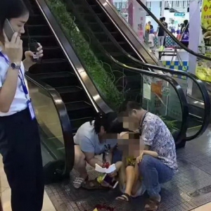 云浮市区一商场男童脚趾被自动扶梯夹伤