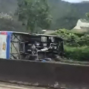 省道113线天堂至新兴方向河头路段发生交通事故，一专线客运车侧翻！ ... ...