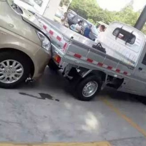 云安小面包车上牌驾驶员操作不当撞向小货车 致使四台车辆受损 ... ...