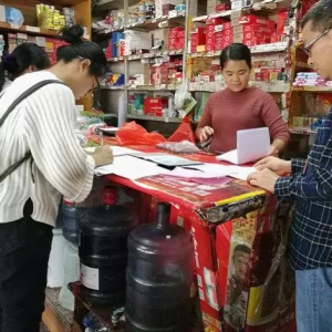 严防不达标白酒入市，新兴食药监所严查散装白酒生产商
