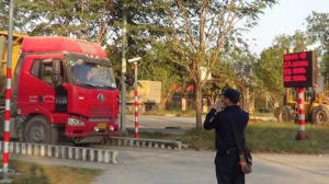 新兴、阳春两地交警展开联合治超行动 对重点路段全覆盖流动执法 ...