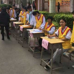 新兴县实验中学学生志愿者志愿服务在行动