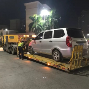 31晚，新兴县翔兴路路段，一小车连撞五辆车现场照片