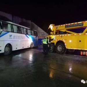 新兴簕竹路段一大客车侧翻在路边 车辆受损无人员伤亡