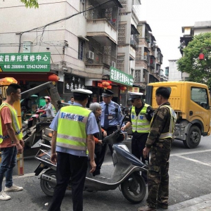 整治｜违法占用公共停车位现象普遍，交警依法处理！