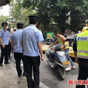 新兴县交警联合城管对违规占用车位进行整治