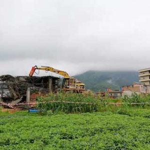 罗定泗纶镇依法强制拆除6处违法违章建筑 面积近1100平方米
