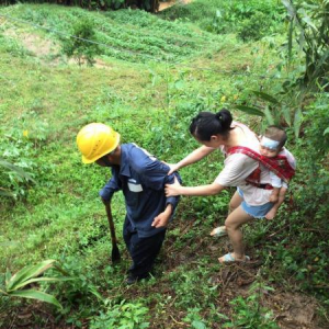 广东 小伙跋山涉水开路 送母子进城就医