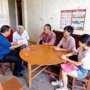 郁南县总工会党支部开展主题党日暨慰问老党员活动
