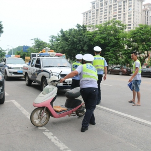 新兴交警城管联合整治车辆乱停乱放，6月以来查处违法行为1040宗 ... ...