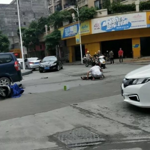 【突发】县城半日内连出三单车祸！有人当场撞到倒地不起！车头都撞到烂 ... ...