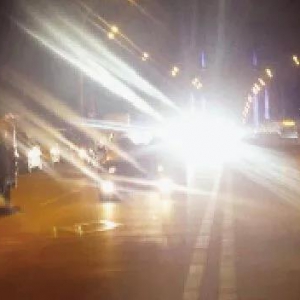 在新兴县对夜间滥用远光灯问题，新兴司机：一瞬间就像是失了明一样！ ...