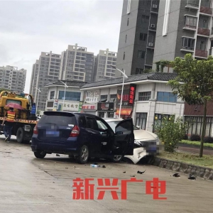 【直击】新兴一豪车与飞度相碰撞， 气囊全爆，现场都是碎片... ...