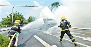 运送摩托车的小货车当街起火新兴交警消防及时消除险情