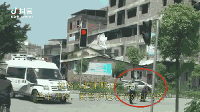 警车开路！民 警护送老奶奶过马路获市民称赞~