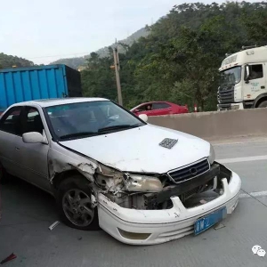 云浮大锅野！云六公路彩营路段“多车相撞”造成大塞车...