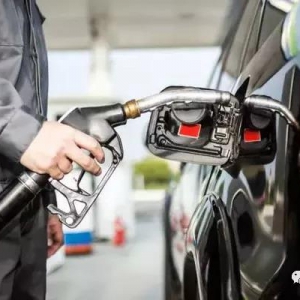 油价迎来年内最大跌幅，加满一箱92号汽油将节省20.50元