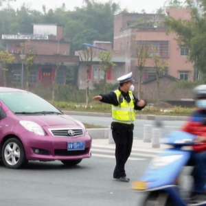 罗定交警春节坚守岗位 保障顺畅交通秩序