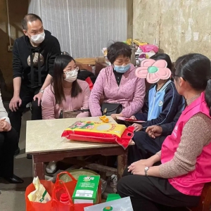 县妇联：“三八”慰问送温情 浓浓关怀暖人心