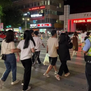 罗定交警打造“五一”靓丽风“警”线