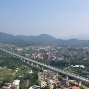 广湛高铁新兴大脊山隧道顺利贯通！